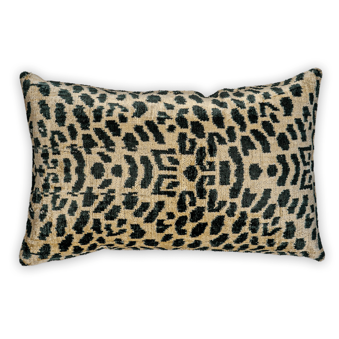Dekokissen Ikat Leopard - Silk - Velvet 40x60 cm. Seide. Samt. - von strohdeicher design10375