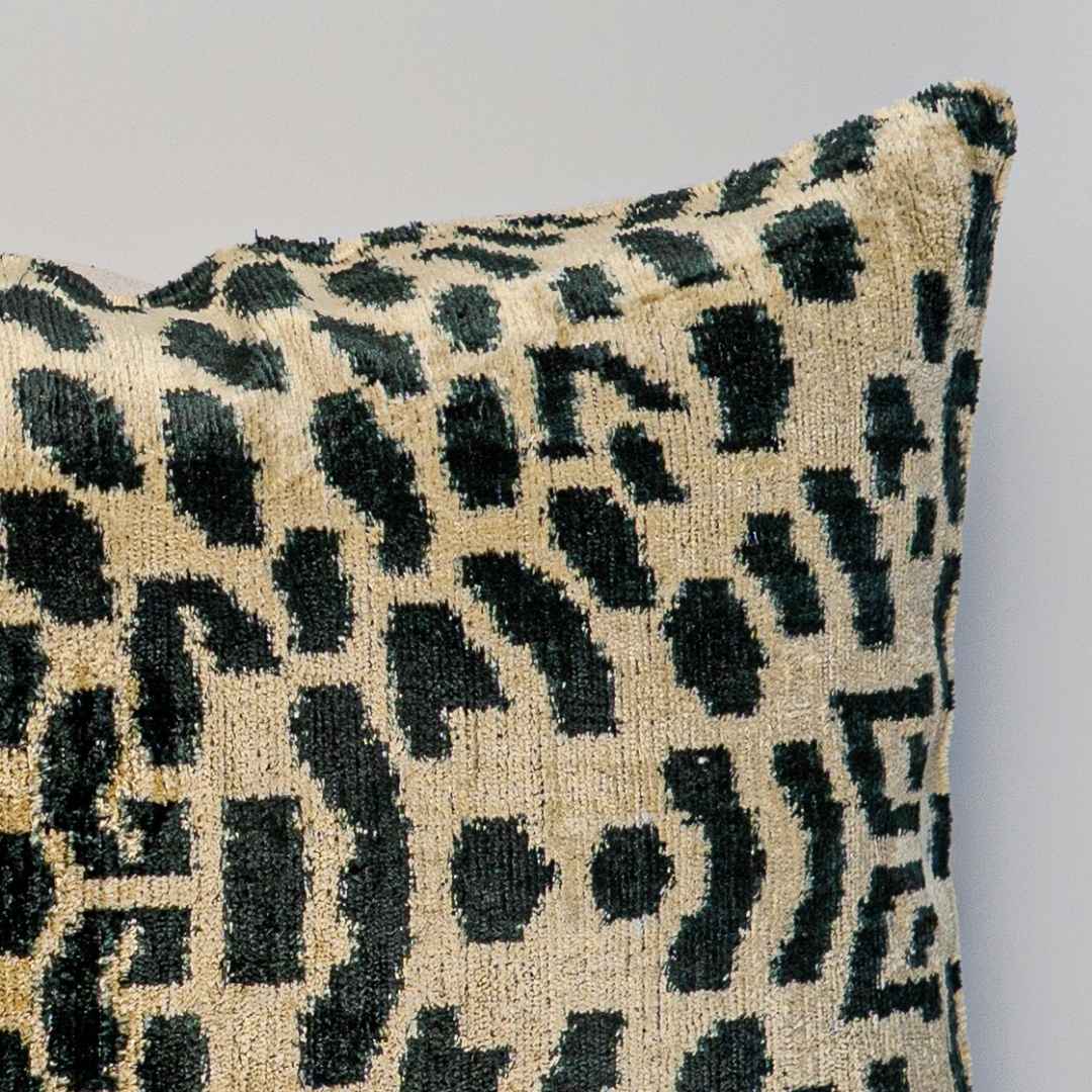 Ikat Kissenbezug Leo - Silk - Velvet 40 x 60. Dekokissen. Seide. Samt. Luxuriös. Handgefertigt. - von strohdeicher design10375