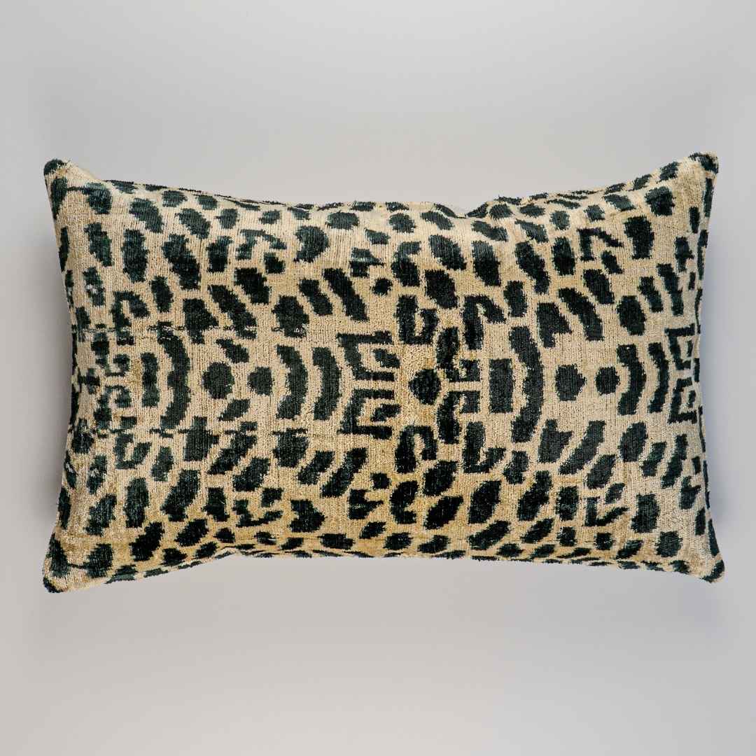 Ikat Kissenbezug Leo - Silk - Velvet 40 x 60. Dekokissen. Seide. Samt. Luxuriös. Handgefertigt. - von strohdeicher design10375