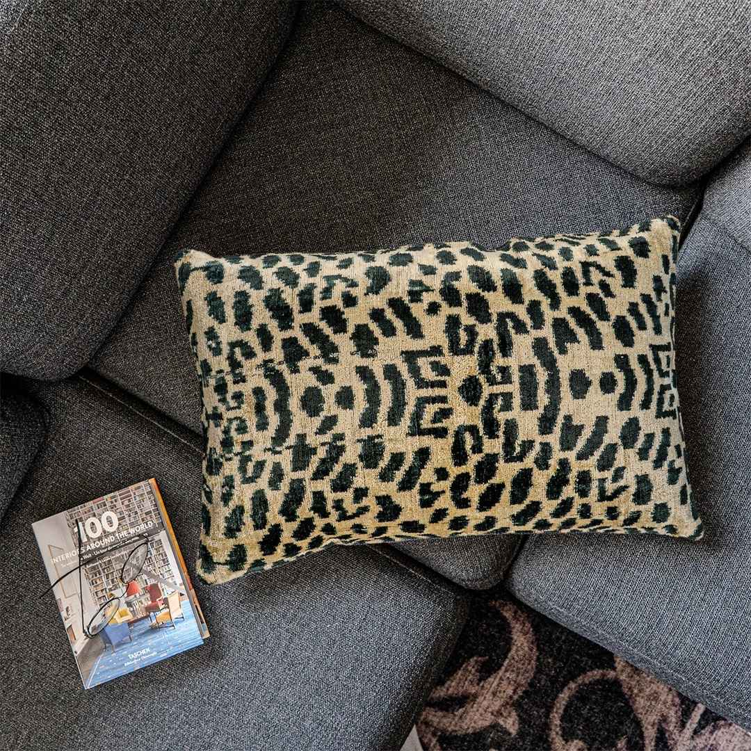 Ikat Kissenbezug Leo - Silk - Velvet 40 x 60. Dekokissen. Seide. Samt. Luxuriös. Handgefertigt. - von strohdeicher design10375