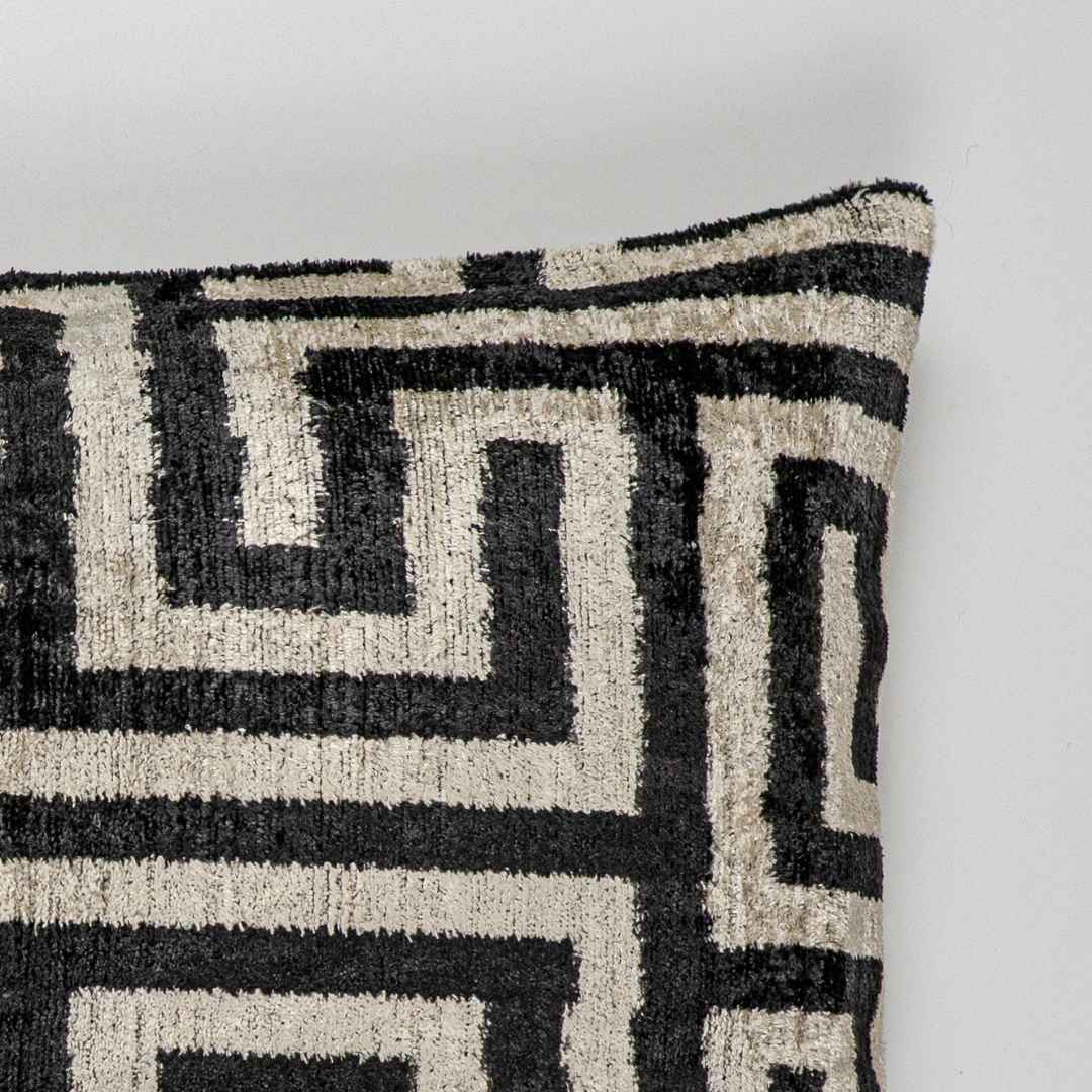 Ikat Kissen Epic Labyrinth - Silk - Velvet 40 x 60 - von strohdeicher design