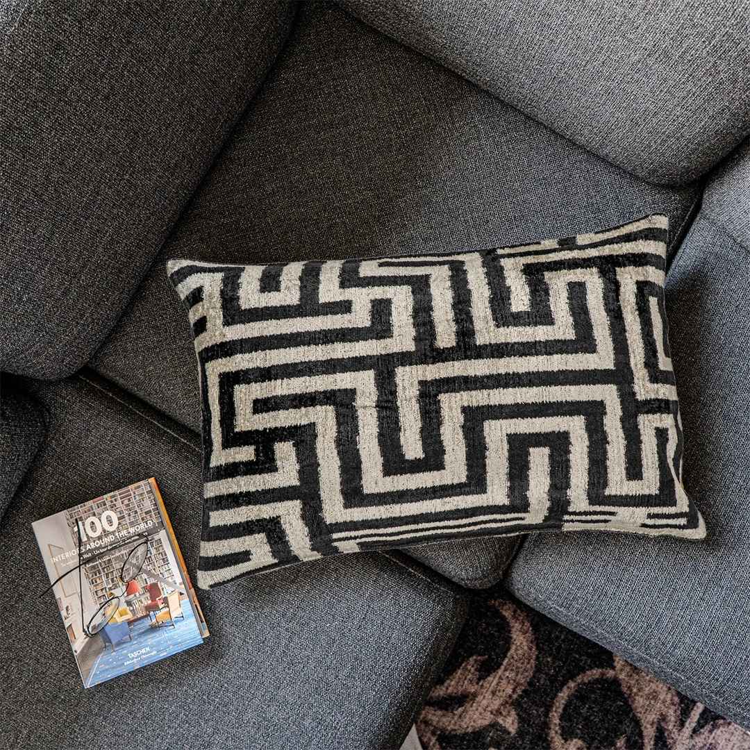 Ikat Kissen Epic Labyrinth - Silk - Velvet 40 x 60 - von strohdeicher design
