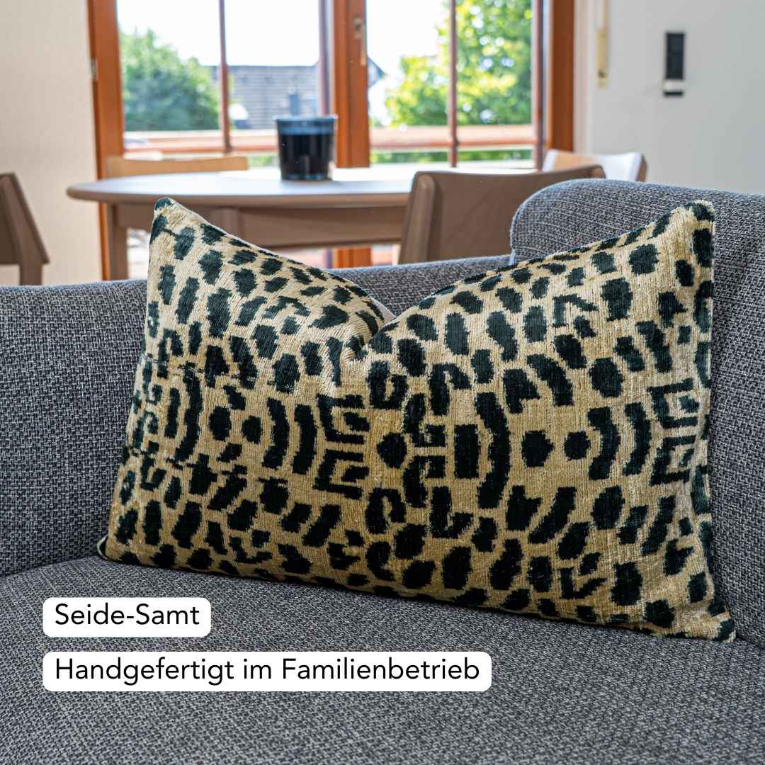 Ikat Kissenbezug Leo - Silk - Velvet 40 x 60. Dekokissen. Seide. Samt. Luxuriös. Handgefertigt. - von strohdeicher design10375
