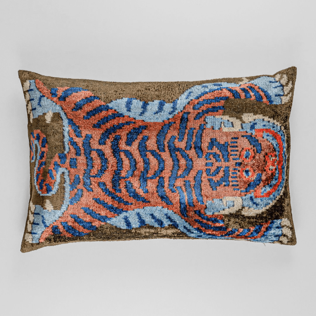 Ikat Kissen Majestic Tiger - Silk - Velvet 40 x 60 cm. Seide. Samt. Handgefertigt. Design aus Deutschland. - von strohdeicher design10043