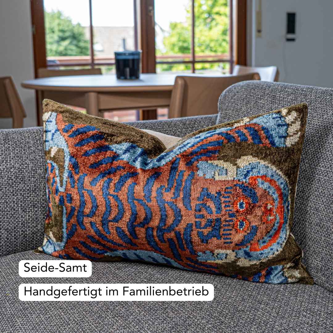 Ikat Kissenbezug Majestic Tiger - Silk - Velvet 40 x 60. Dekokissen. Seide. Samt. Luxuriös. Handgefertigt. Tiger - von strohdeicher design10043