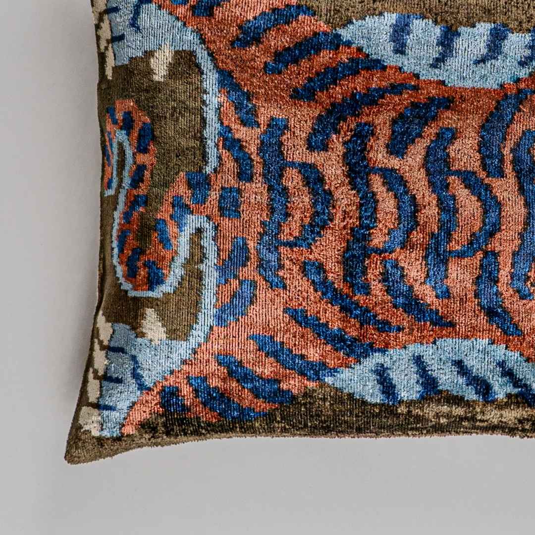 Ikat Kissen Majestic Tiger - Silk - Velvet 40 x 60 - von strohdeicher design10043