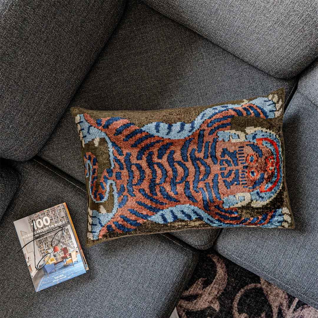 Ikat Kissen Majestic Tiger - Silk - Velvet 40 x 60 - von strohdeicher design10043