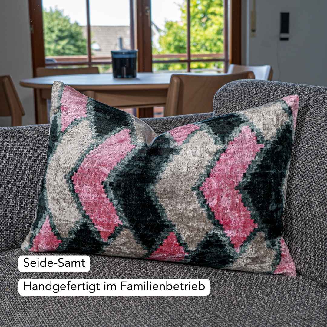 Ikat Kissenbezug Pink Chevron - Silk - Velvet 40 x 60. Dekokissen. Seide. Samt. Luxuriös. Handgefertigt. - von strohdeicher design10143