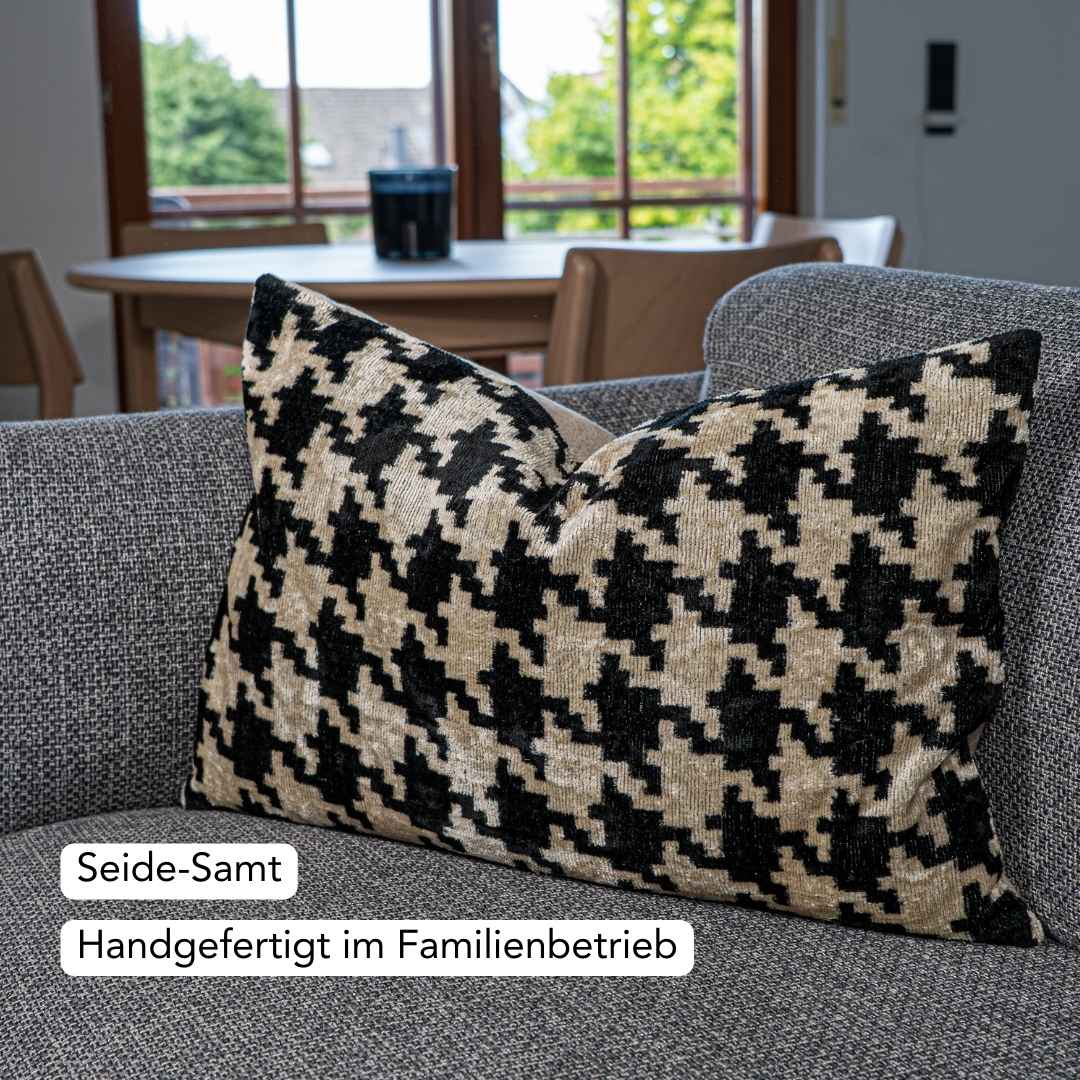 Ikat Kissenbezug Pied de Coq - Silk - Velvet 40 x 60. Dekokissen. Seide. Samt. Luxuriös. Handgefertigt. - von strohdeicher design10135