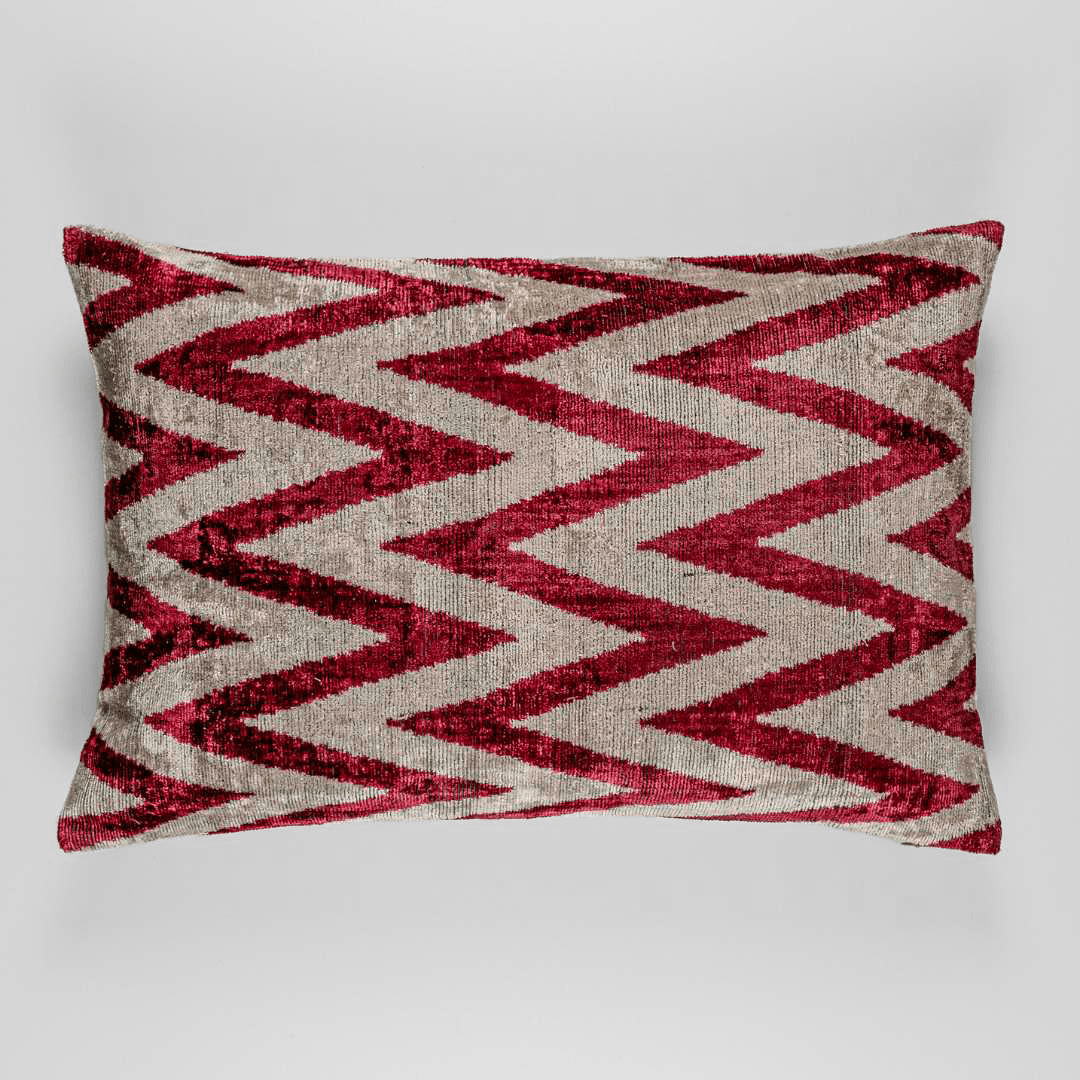 Ikat Kissen Red Chevron - Silk - Velvet 40 x 60 cm. Seide. Samt. Handgefertigt. Design aus Deutschland. - von strohdeicher design10133