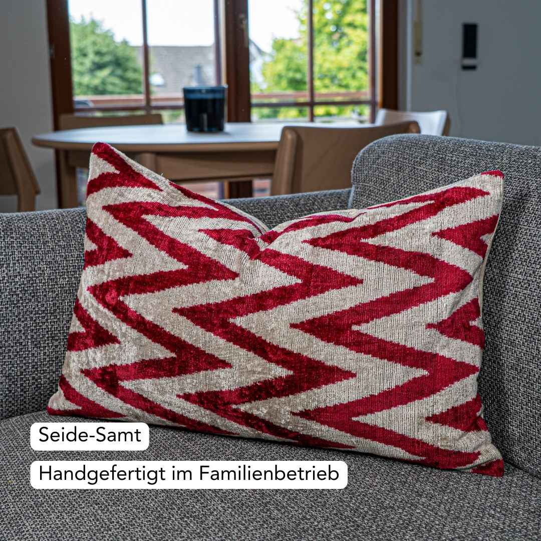 Ikat Kissenbezug Red Chevron - Silk - Velvet 40 x 60. Dekokissen. Seide. Samt. Luxuriös. Handgefertigt. - von strohdeicher design10133