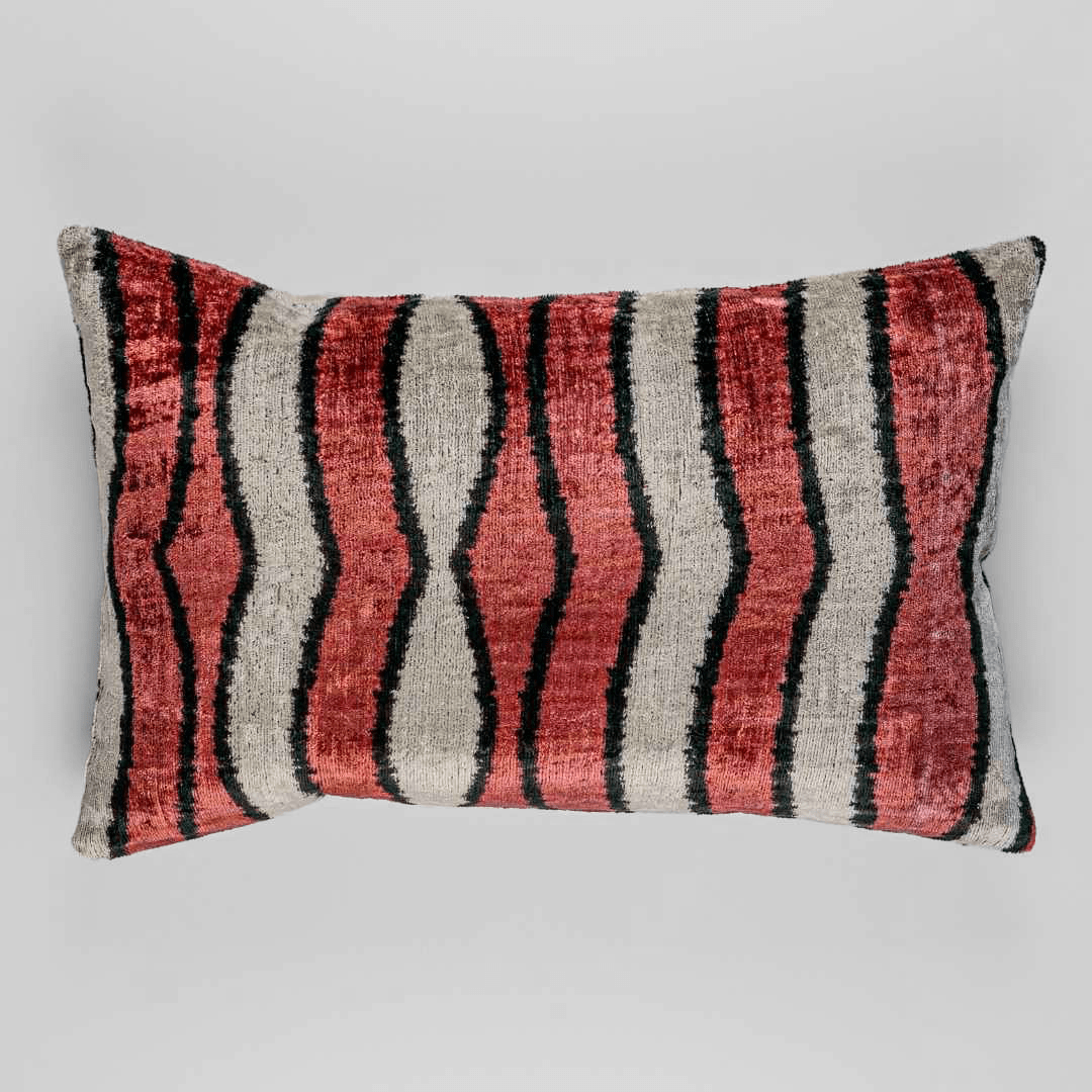 Ikat Kissen RedTape - Silk - Velvet 40 x 60 cm. Seide. Samt. Handgefertigt. Design aus Deutschland. - von strohdeicher design10365