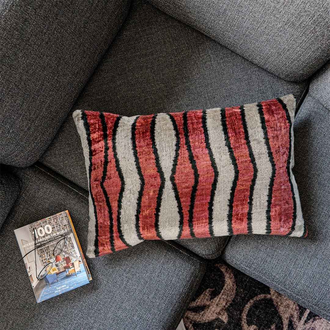 Ikat Kissenbezug RedTape - Silk - Velvet 40 x 60. Dekokissen. Seide. Samt. Luxuriös. Handgefertigt. - von strohdeicher design10365