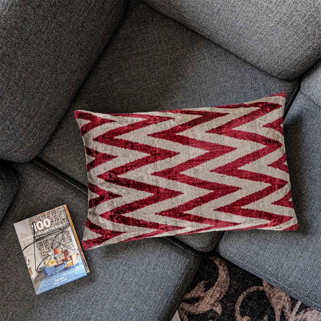 Ikat Kissen Red Chevron - Silk - Velvet 40 x 60 - von strohdeicher design10133