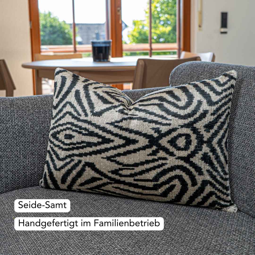 Ikat Kissenbezug Safari - Silk - Velvet 40 x 60. Dekokissen. Seide. Samt. Luxuriös. Handgefertigt. - von strohdeicher design10368