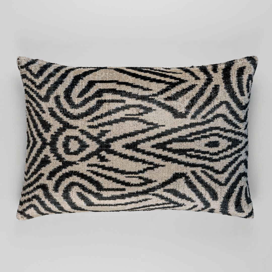Ikat Kissen Safari - Silk - Velvet 40 x 60 cm. Seide. Samt. Handgefertigt. Design aus Deutschland. - von strohdeicher design10368