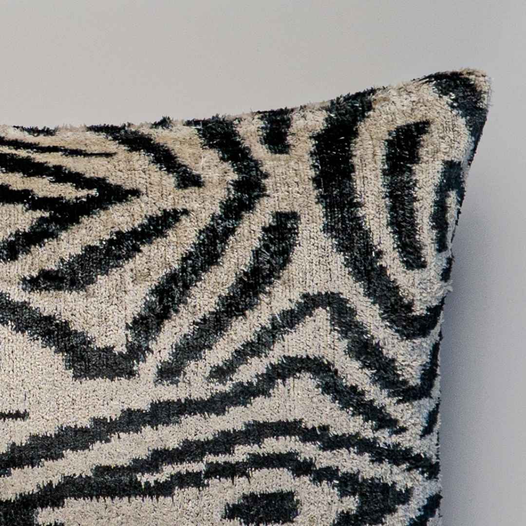 Ikat Kissenbezug Safari - Silk - Velvet 40 x 60. Dekokissen. Seide. Samt. Luxuriös. Handgefertigt. - von strohdeicher design10368