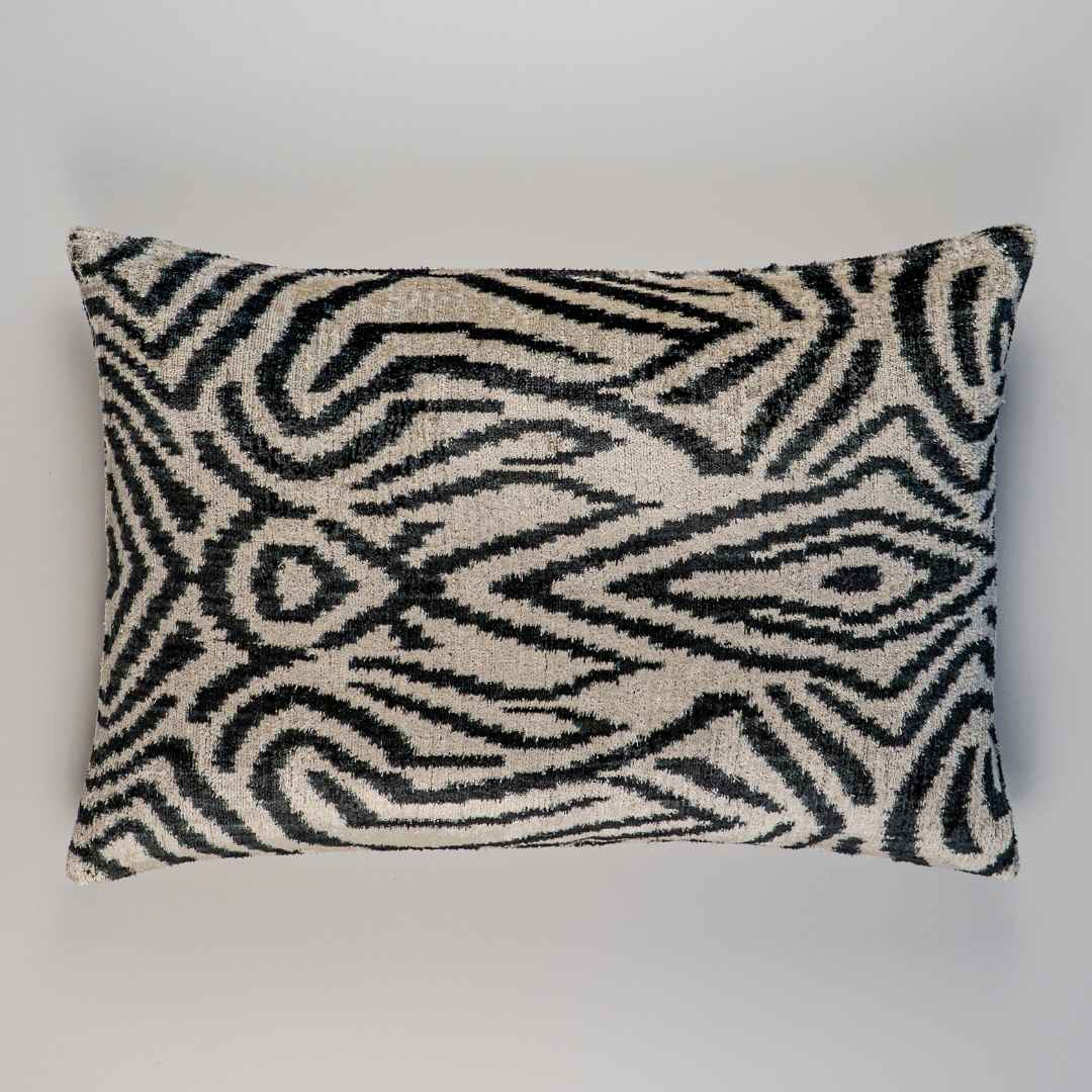 Ikat Kissenbezug Safari - Silk - Velvet 40 x 60. Dekokissen. Seide. Samt. Luxuriös. Handgefertigt. - von strohdeicher design10368