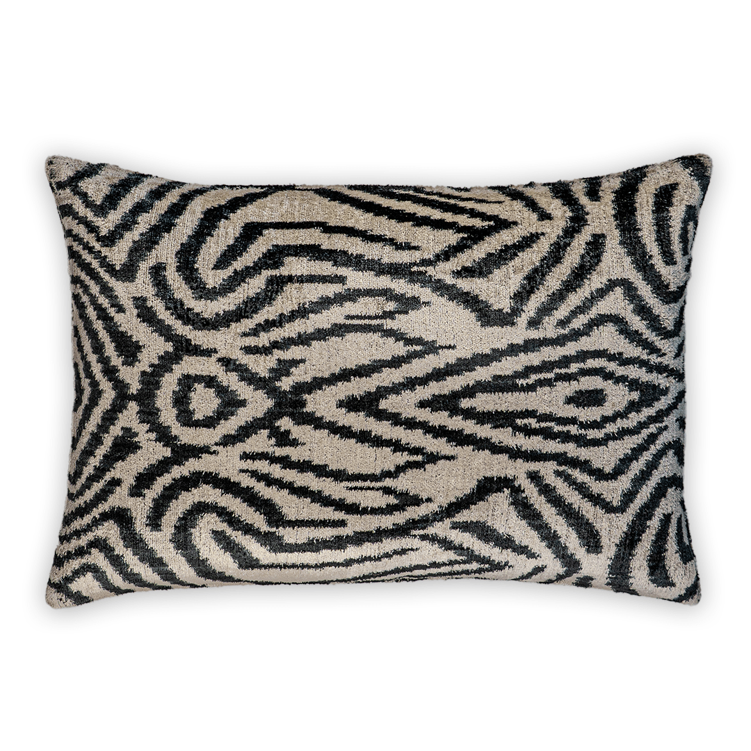 Dekokissen Ikat Safari Creme - Silk - Velvet 40x60 cm. Seide. Samt. - von strohdeicher design10368