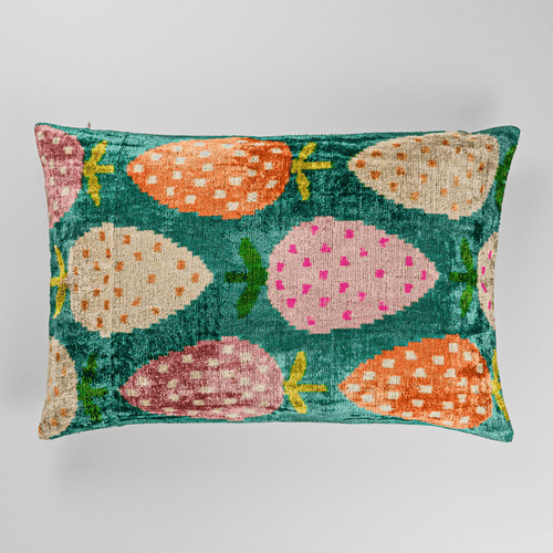 Ikat Kissen Berry Love - Silk - Velvet 40 x 60 cm. Seide. Samt. Handgefertigt. Design aus Deutschland. - von strohdeicher design10021