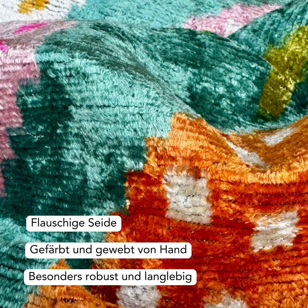 Ikat Kissenbezug Berry Love - Silk - Velvet 40 x 60. Dekokissen. Seide. Samt. Luxuriös. Handgefertigt. Erdbeere. - von strohdeicher design10021
