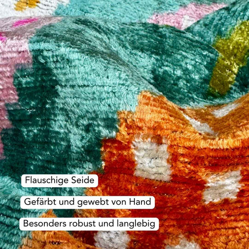 Ikat Kissenbezug Berry Love - Silk - Velvet 40 x 60. Dekokissen. Seide. Samt. Luxuriös. Handgefertigt. Erdbeere. - von strohdeicher design10021