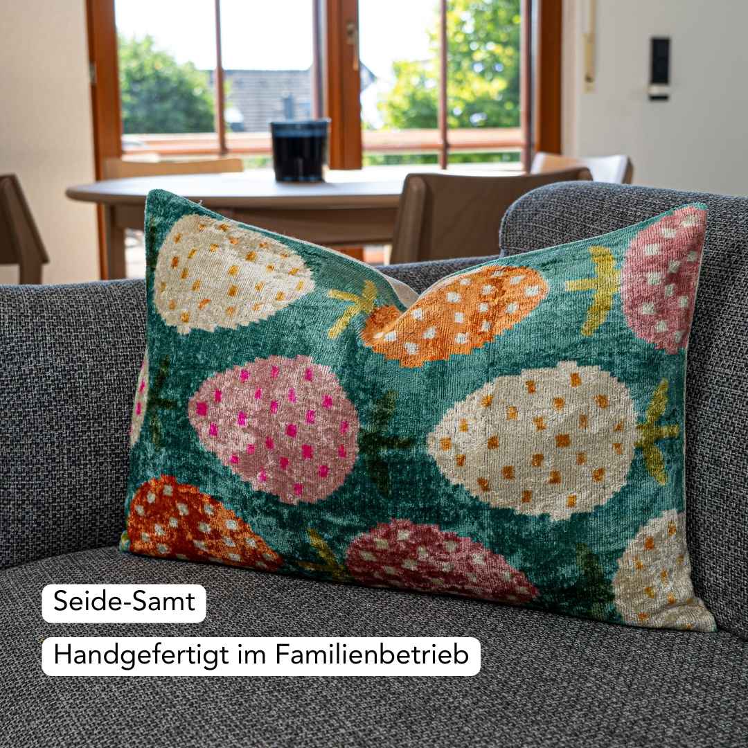 Ikat Kissenbezug Berry Love - Silk - Velvet 40 x 60. Dekokissen. Seide. Samt. Luxuriös. Handgefertigt. Erdbeere. - von strohdeicher design10021