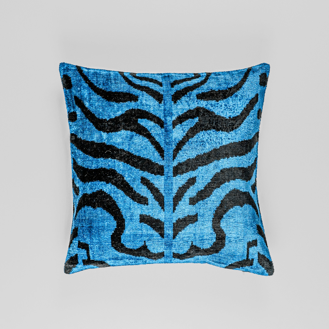 Ikat Kissen Shir Khan Blau - Silk - Velvet 40 x 40 cm. Seide. Samt. Handgefertigt. Design aus Deutschland. - von strohdeicher design10031