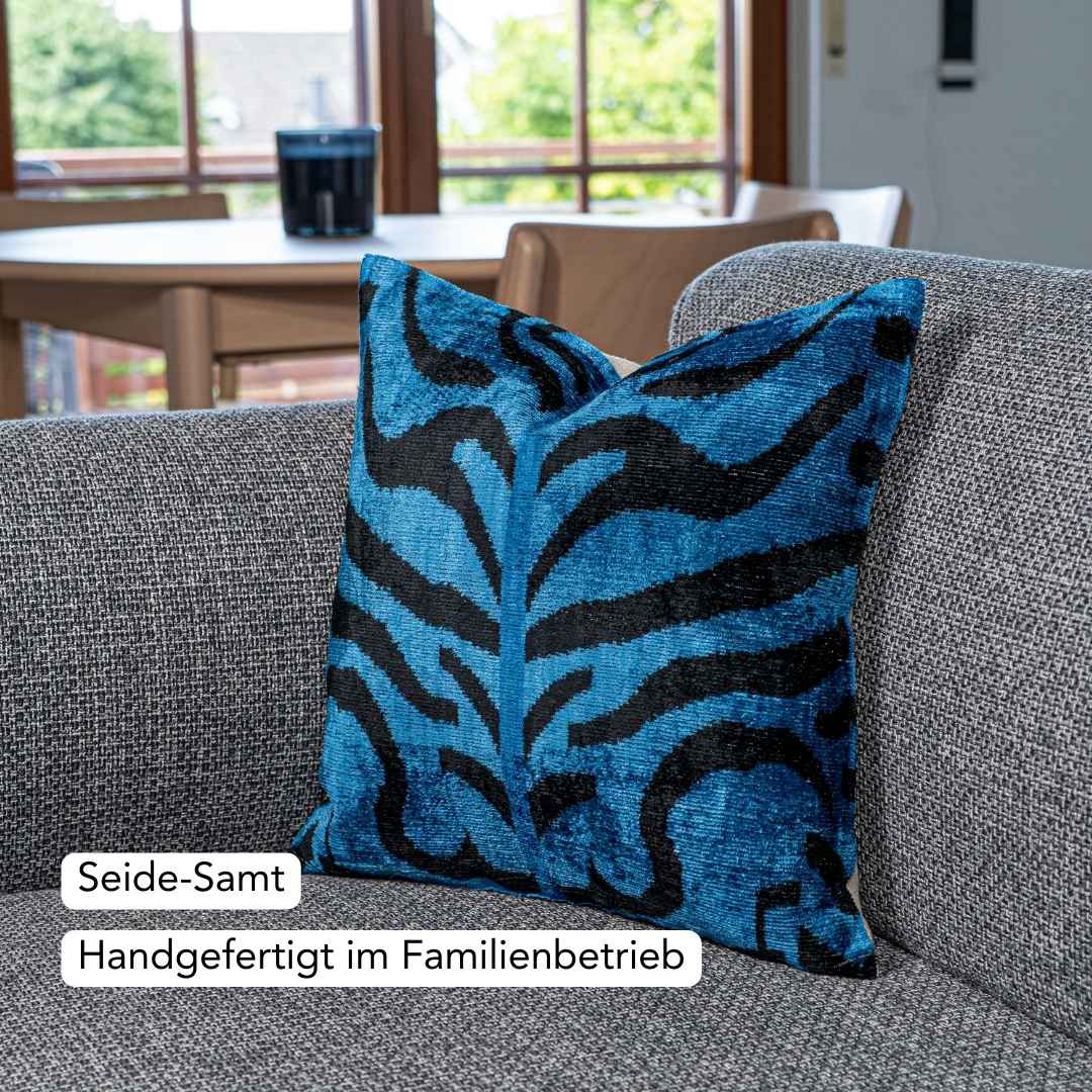 Ikat Kissenbezug Shir Khan Blau - Silk - Velvet 40 x 40. Dekokissen. Seide. Samt. Luxuriös. Handgefertigt. Tiger - von strohdeicher design10031