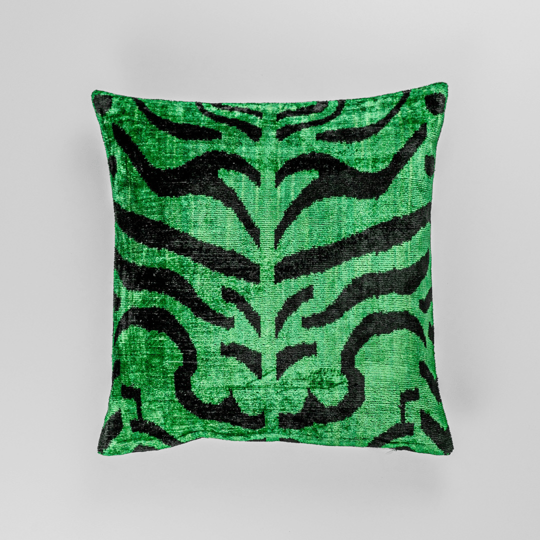 Ikat Kissen Shir Khan Grün - Silk - Velvet 40 x 40 cm. Seide. Samt. Handgefertigt. Design aus Deutschland. - von strohdeicher design10029