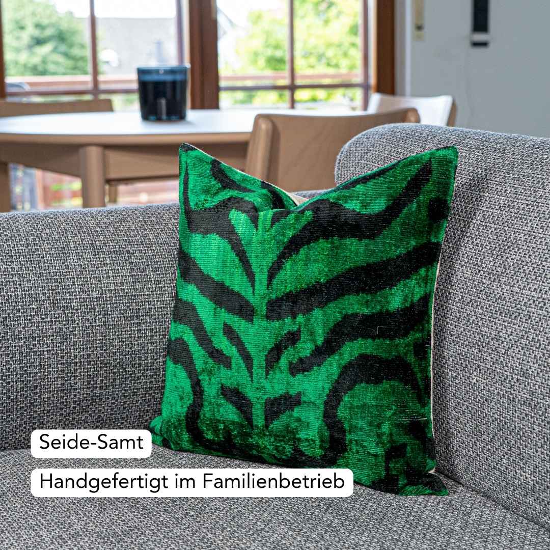 Ikat Kissenbezug Shir Khan Grün - Silk - Velvet 40 x 40. Dekokissen. Seide. Samt. Luxuriös. Handgefertigt. Tiger - von strohdeicher design10029