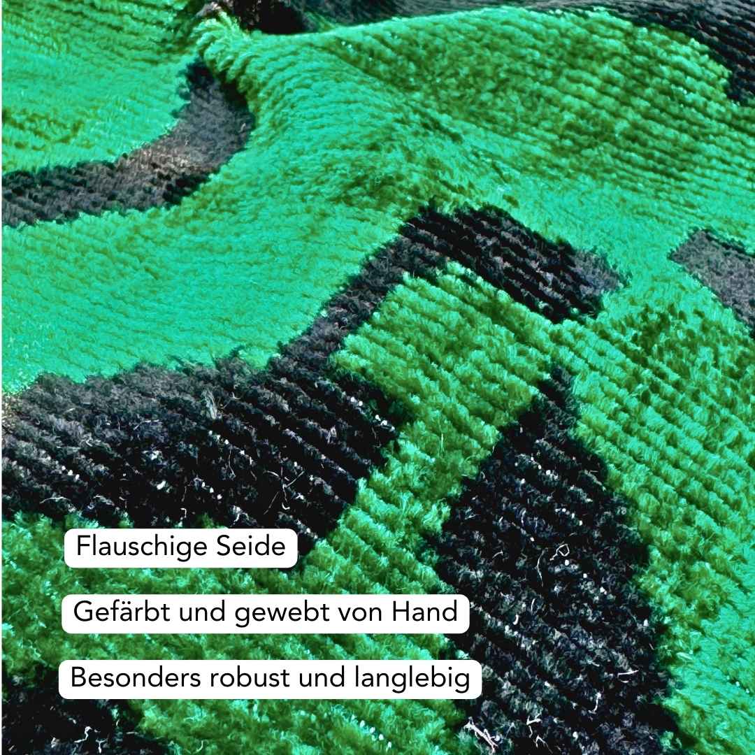 Ikat Kissenbezug Shir Khan Grün - Silk - Velvet 40 x 40. Dekokissen. Seide. Samt. Luxuriös. Handgefertigt. Tiger - von strohdeicher design10029