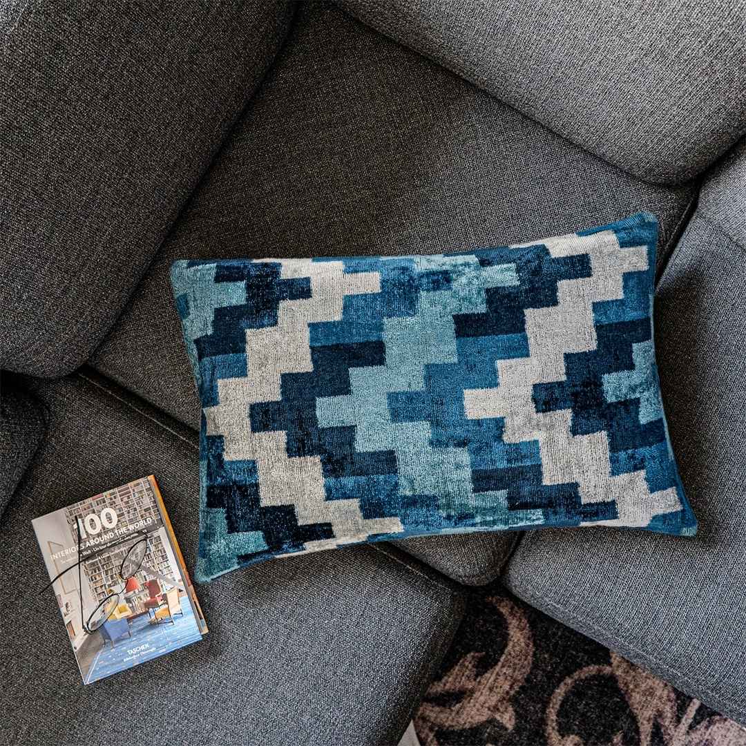 Ikat Kissenbezug Tetris - Silk - Velvet 40 x 60. Dekokissen. Seide. Samt. Luxuriös. Handgefertigt. - von strohdeicher design10366