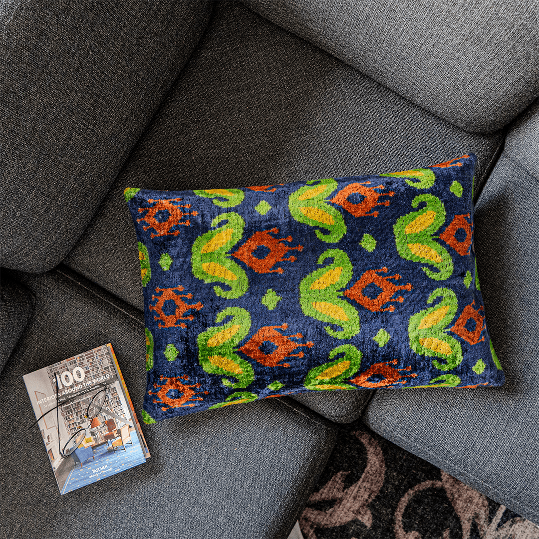 Dekokissen Ikat Flower - Silk - Velvet 40x60 cm. Seide. Samt. - von strohdeicher design10380