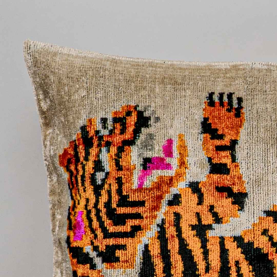 Ikat Kissen Fierce Roar - Silk - Velvet 40 x 60 - von strohdeicher design