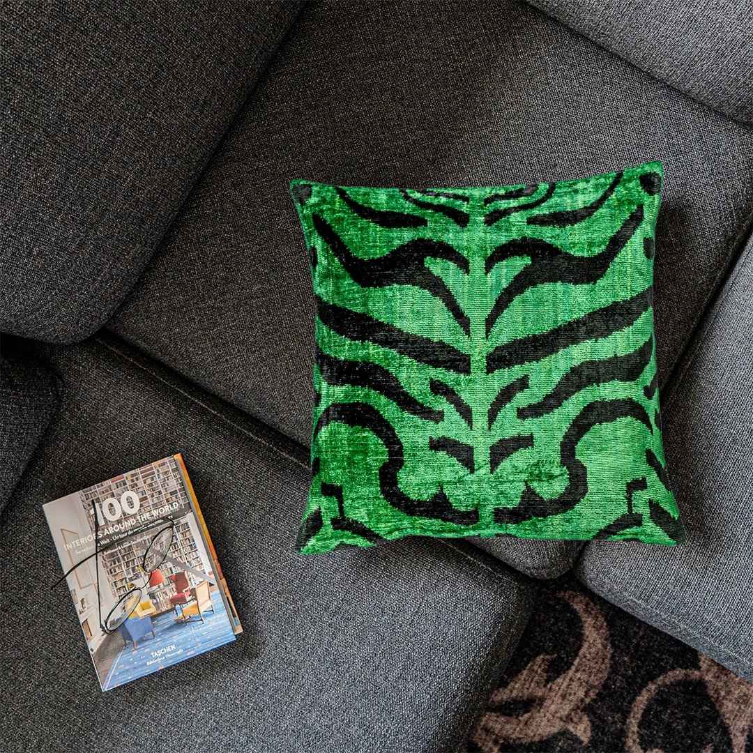 Ikat Kissen Shir Khan Grün - Silk - Velvet 40 x 40 - von strohdeicher design10029