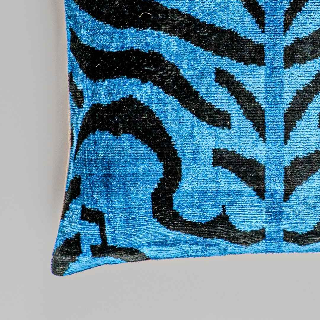 Ikat Kissen Shir Khan Blau - Silk - Velvet 40 x 40 - von strohdeicher design10031