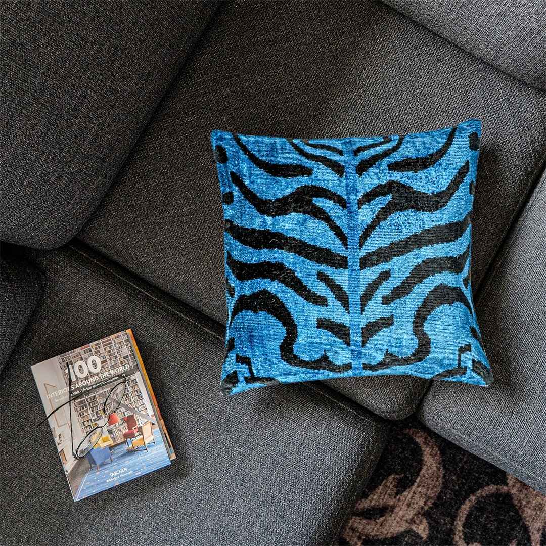 Ikat Kissen Shir Khan Blau - Silk - Velvet 40 x 40 - von strohdeicher design10031