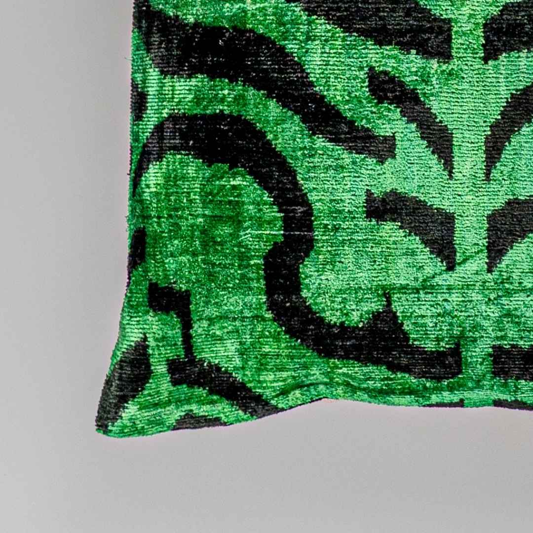 Ikat Kissen Shir Khan Grün - Silk - Velvet 40 x 40 - von strohdeicher design10029
