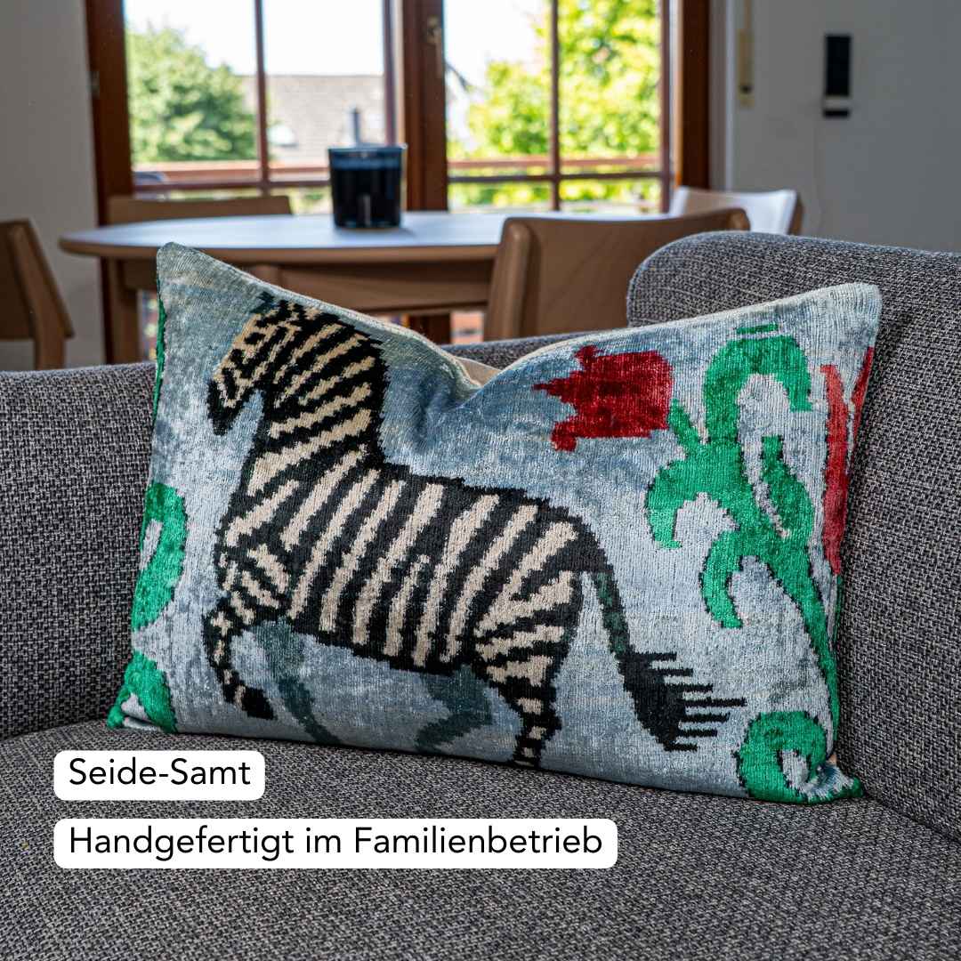 Ikat Kissenbezug Zebra Gervy - Silk - Velvet 40 x 60. Dekokissen. Seide. Samt. Luxuriös. Handgefertigt. Design. - von strohdeicher design10019